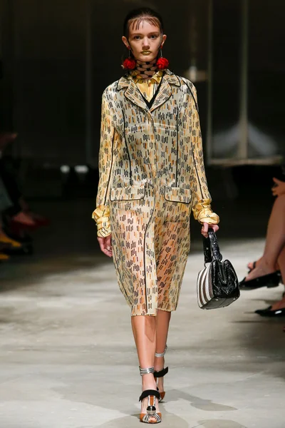 Look 11
